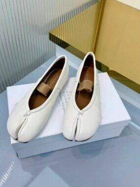Margiela Tabi Flats – Off-White